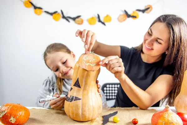 Una madre y su hija tallando calabaza juntas —  Fotos de Stock