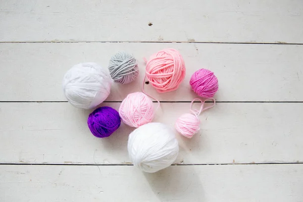 Красочные шарики вязальной пряжи. Цветная пряжа для вязания — стоковое фото
