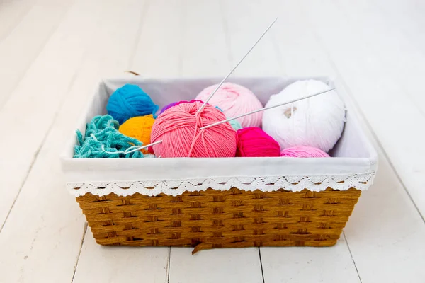 Boules colorées de fil à tricoter. Fils de couleur pour le tricot — Photo