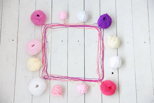 Boules colorées de fil à tricoter. Fils de couleur pour le tricot — Photo