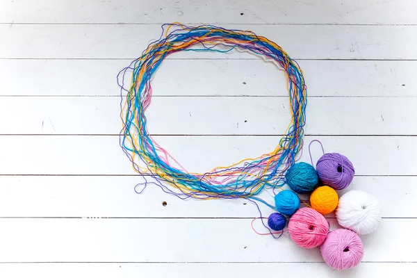 Boules colorées de fil à tricoter. Fils de couleur pour le tricot — Photo