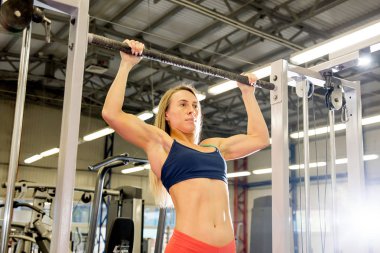 Sportif kız bir spor salonunda egzersizleri yapıyor