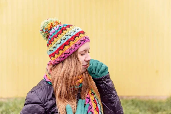 Ung kvinna promenad i en park på hösten — Stockfoto