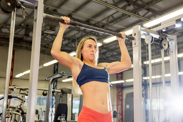 Fille sportive faisant des exercices dans une salle de gym — Photo