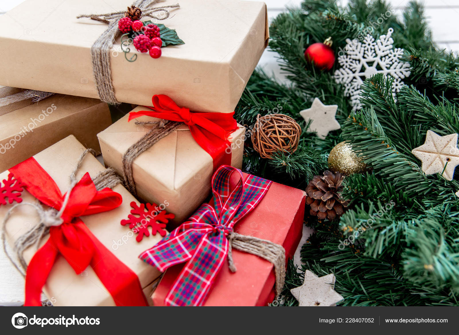 Stock Regali Di Natale.Regali Di Natale E Scatole Su Fondo Di Legno Foto Stock C Lenanichizhenova 228407052