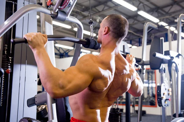 Mannelijke bodybuilder doen oefeningen in de sportschool — Stockfoto