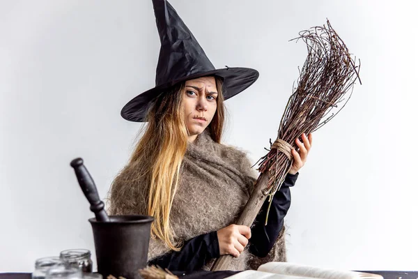 Een jonge vrouw die het dragen van een kostuum heks — Stockfoto