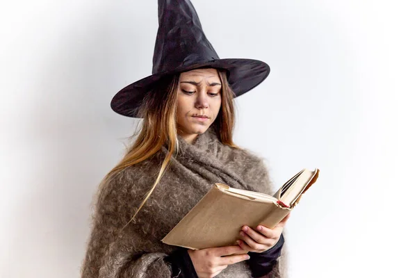 Une jeune femme portant un costume de sorcière — Photo