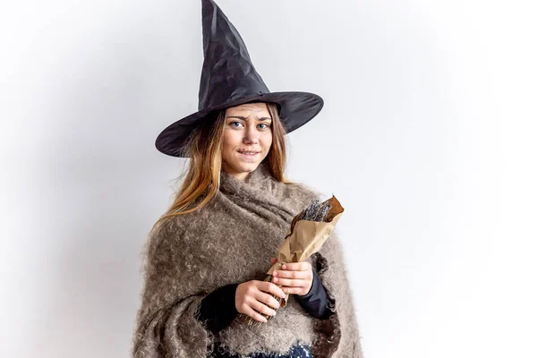 Una joven con un disfraz de bruja — Foto de Stock