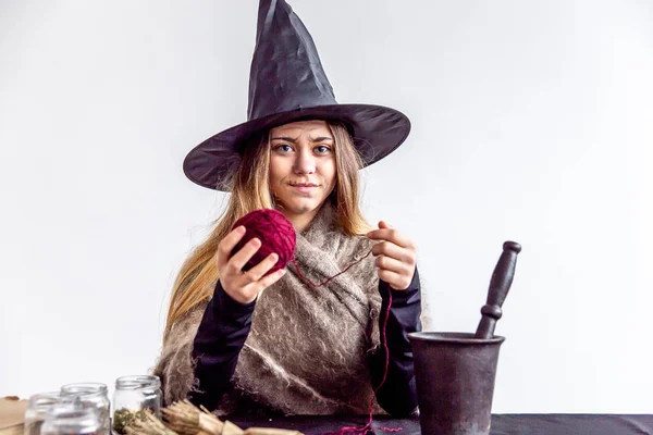 Une jeune femme portant un costume de sorcière — Photo