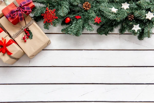 Різдвяні подарунки та коробки на дерев'яному фоні — стокове фото