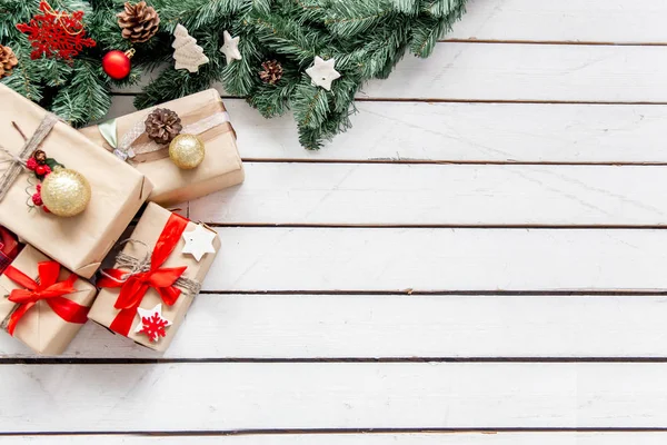 Regalos y cajas de Navidad sobre fondo de madera —  Fotos de Stock