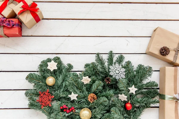 Regalos y cajas de Navidad sobre fondo de madera —  Fotos de Stock