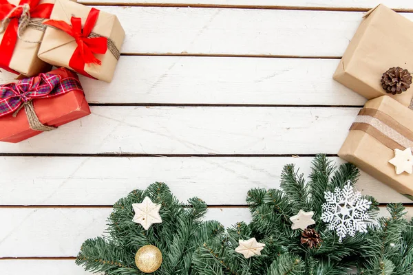 Regalos y cajas de Navidad sobre fondo de madera —  Fotos de Stock