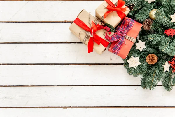 クリスマス プレゼントと木製の背景上のボックス — ストック写真