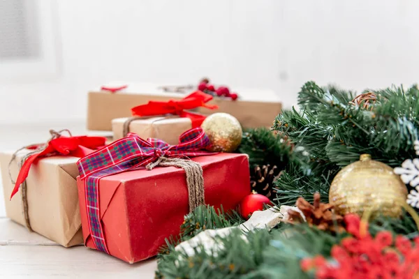 Presentes de Natal e caixas em fundo de madeira — Fotografia de Stock