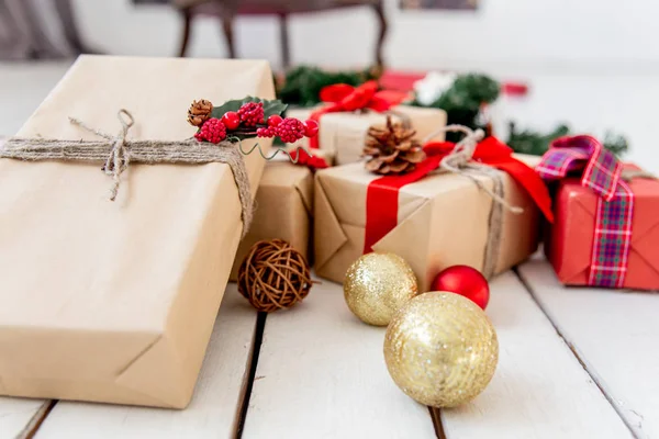 Regalos y cajas de Navidad sobre fondo de madera —  Fotos de Stock