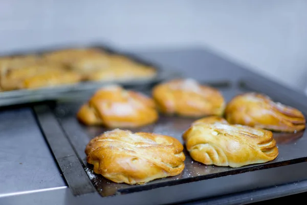 Diferentes tipos de pastelería se están cocinando — Foto de Stock