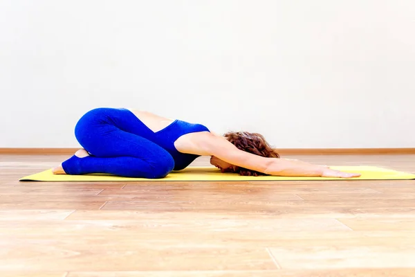 Seorang wanita berlatih yoga latihan di rumah — Stok Foto