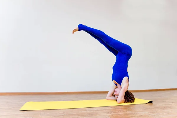 Evde bir kadın pratik yoga egzersizleri — Stok fotoğraf
