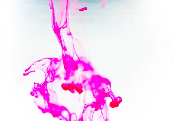 Egy csepp festék ömlött a víz — Stock Fotó