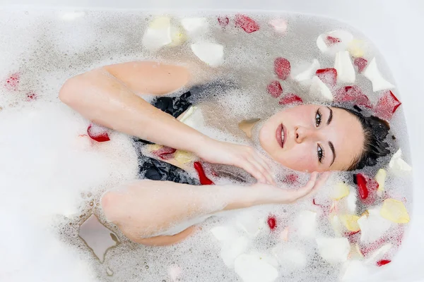 젊은 여자는 bathtube에서 휴식 이다 — 스톡 사진