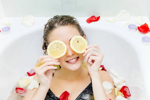 Ritratto Una Giovane Donna Che Rilassa Una Vasca Bagno — Foto Stock