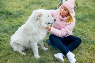 Güzel bir kadın onu köpek yürüyor