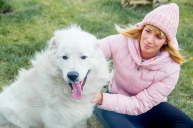 Güzel bir kadın onu köpek yürüyor