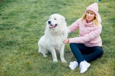 Güzel bir kadın onu köpek yürüyor