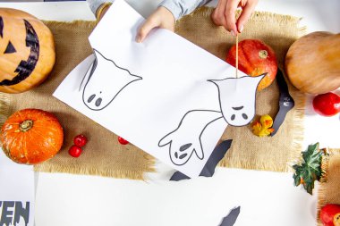 Bir anne ve kızı birlikte kabak oyma