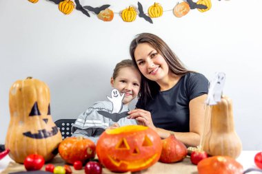 Bir anne ve kızı birlikte kabak oyma