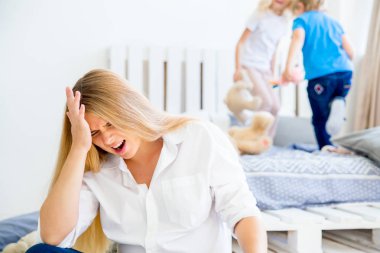 Çünkü çocukları oyun genç hamile anne yoruldu