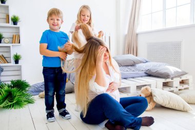 Çünkü çocukları oyun genç hamile anne yoruldu