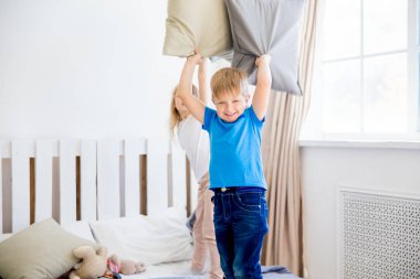 birlikte oynayan ve evde bir karışıklık yapmak iki çocuk