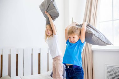 birlikte oynayan ve evde bir karışıklık yapmak iki çocuk