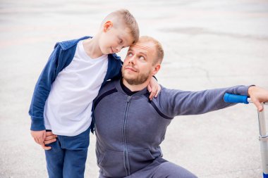 Baba ve oğlu bir parkta birlikte vakit