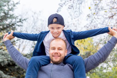 Baba ve oğlu bir parkta birlikte vakit