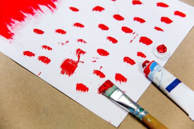 bir tablo üzerinde bir resim ile çeşitli boya fırçaları