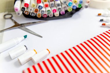 Renkli keçeli kalem veya işaretleri ve boş bir kağıt