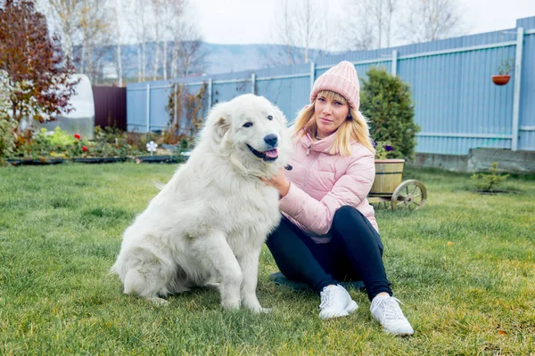 Una bella donna porta a spasso il suo cane — Foto Stock