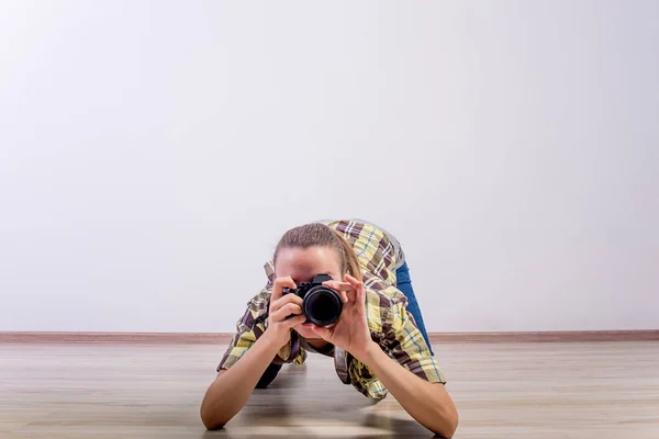 Fotograf w różnych pozach: gięcie, kucania, leżącej — Zdjęcie stockowe