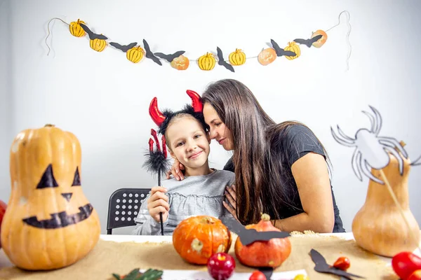 Una madre y su hija tallando calabaza juntas — Foto de Stock