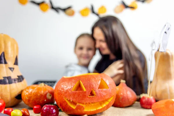 Una madre y su hija tallando calabaza juntas — Foto de Stock