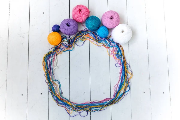 Boules colorées de fil à tricoter. Fils de couleur pour le tricot — Photo