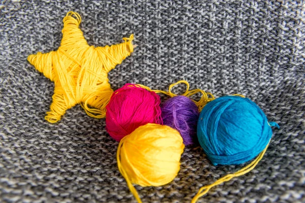 Bunte Knäuel aus Strickgarn. Farbiges Garn zum Stricken — Stockfoto