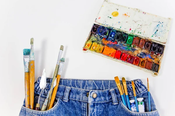 Різнокольорові олівці стирчать з джинсової кишені — стокове фото