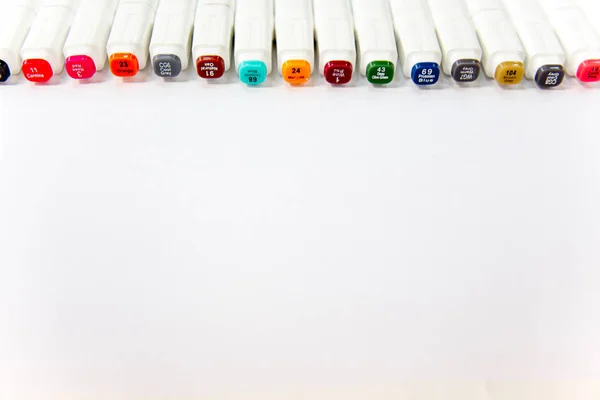 Bolígrafos o marcadores de fieltro coloridos y un papel en blanco —  Fotos de Stock