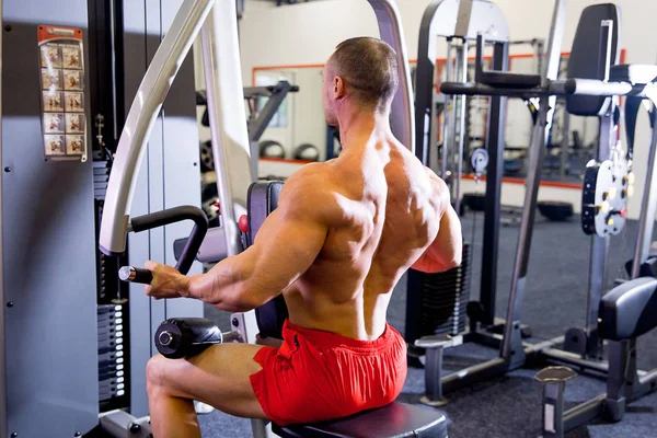 Mannelijke bodybuilder doen oefeningen in de sportschool — Stockfoto