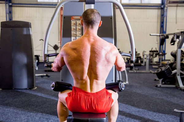 Mannelijke bodybuilder doen oefeningen in de sportschool — Stockfoto